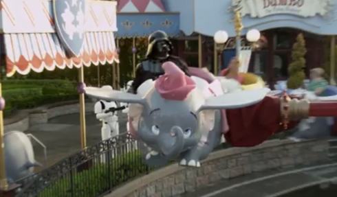 Dark Vador sur Dumbo, le contraste fait sourire !